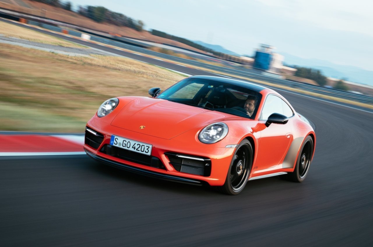 Porsche 911 Carrera 4 GTS 2022: immagini ufficiali