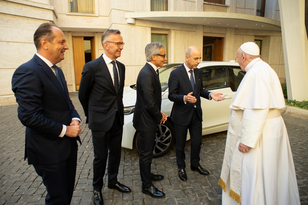 Bmw i3 donata a Papa Francesco: immagini ufficiali