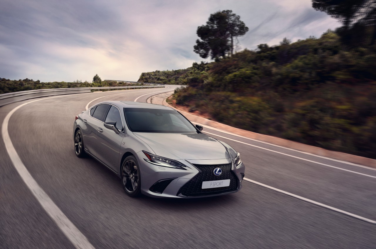 Lexus ES 300h 2022: immagini ufficiali