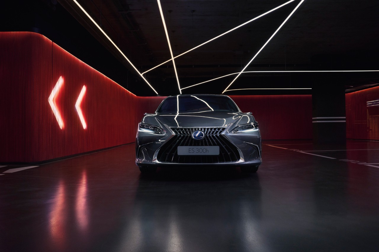 Lexus ES 300h 2022: immagini ufficiali