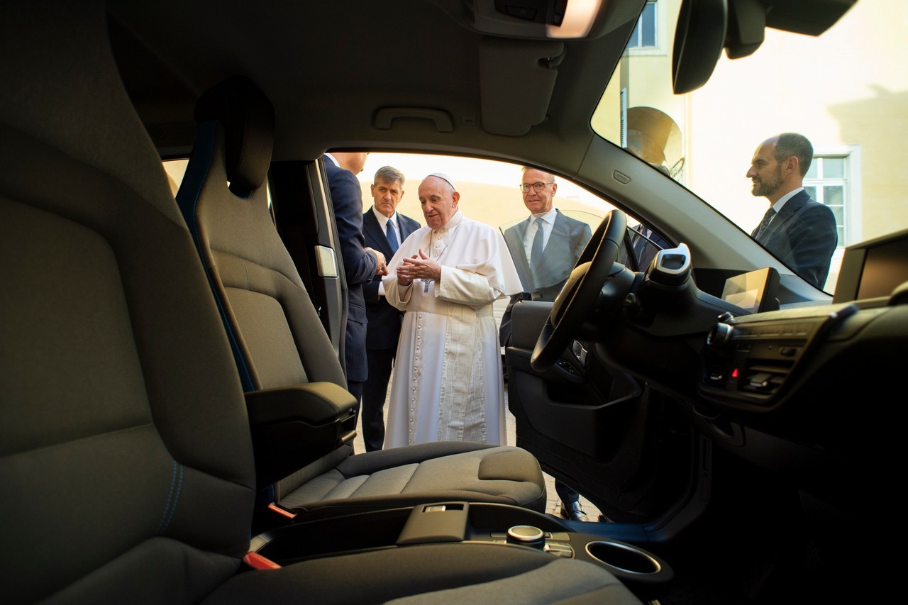 Bmw i3 donata a Papa Francesco: immagini ufficiali