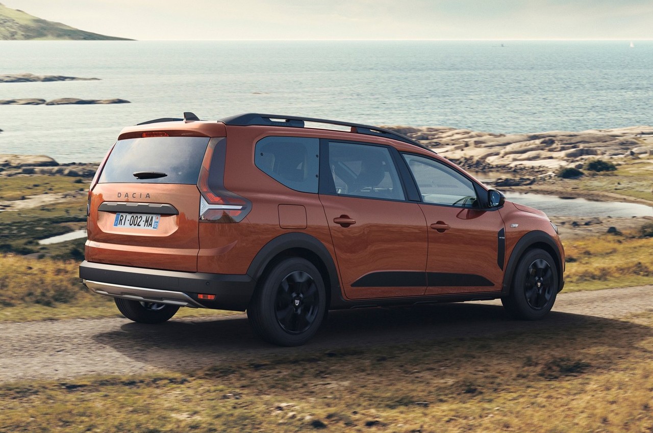 Dacia Jogger: le immagini ufficiali