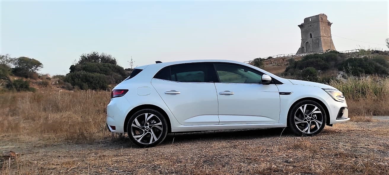 Renault Mégane RS Line E-TECH Plug-in Hybrid: prova su strada