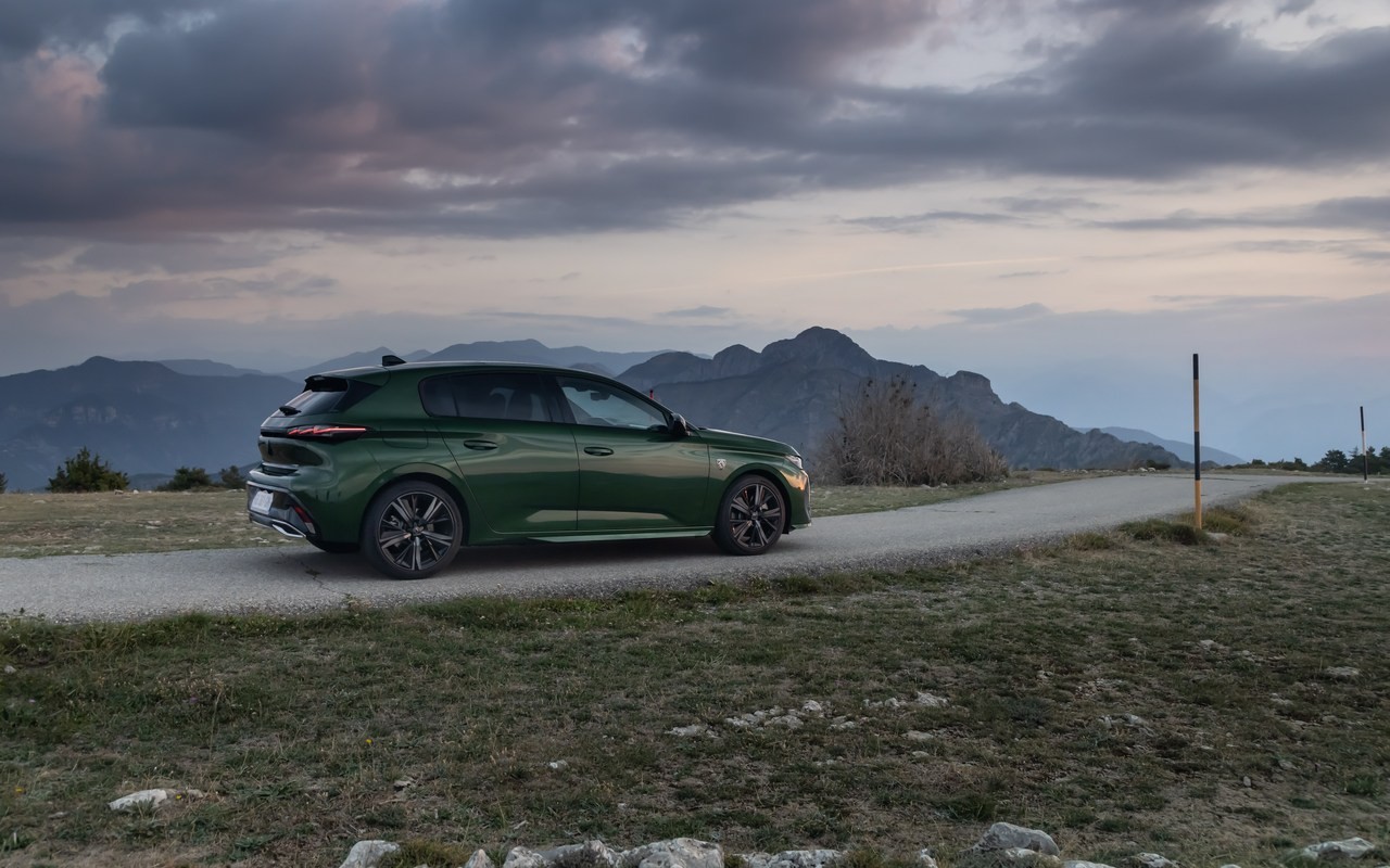 Peugeot 308 GT Hybrid 225 e-EAT8: le immagini ufficiali