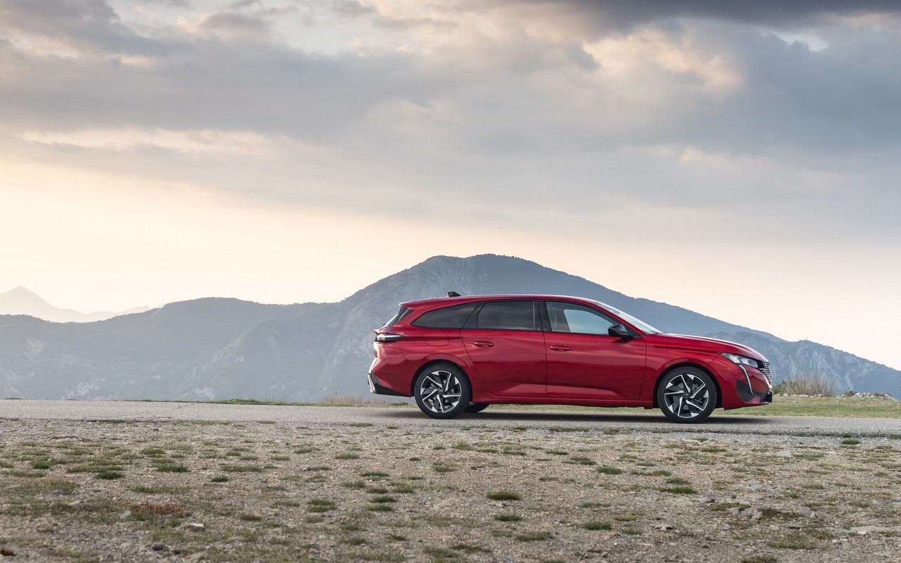 Peugeot 308 SW Blue-HDi 130: le immagini ufficiali