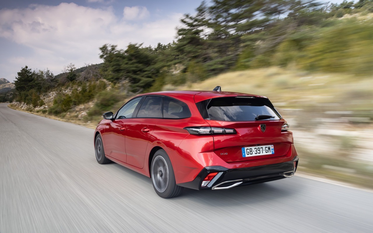 Peugeot 308 SW Blue-HDi 130: le immagini ufficiali