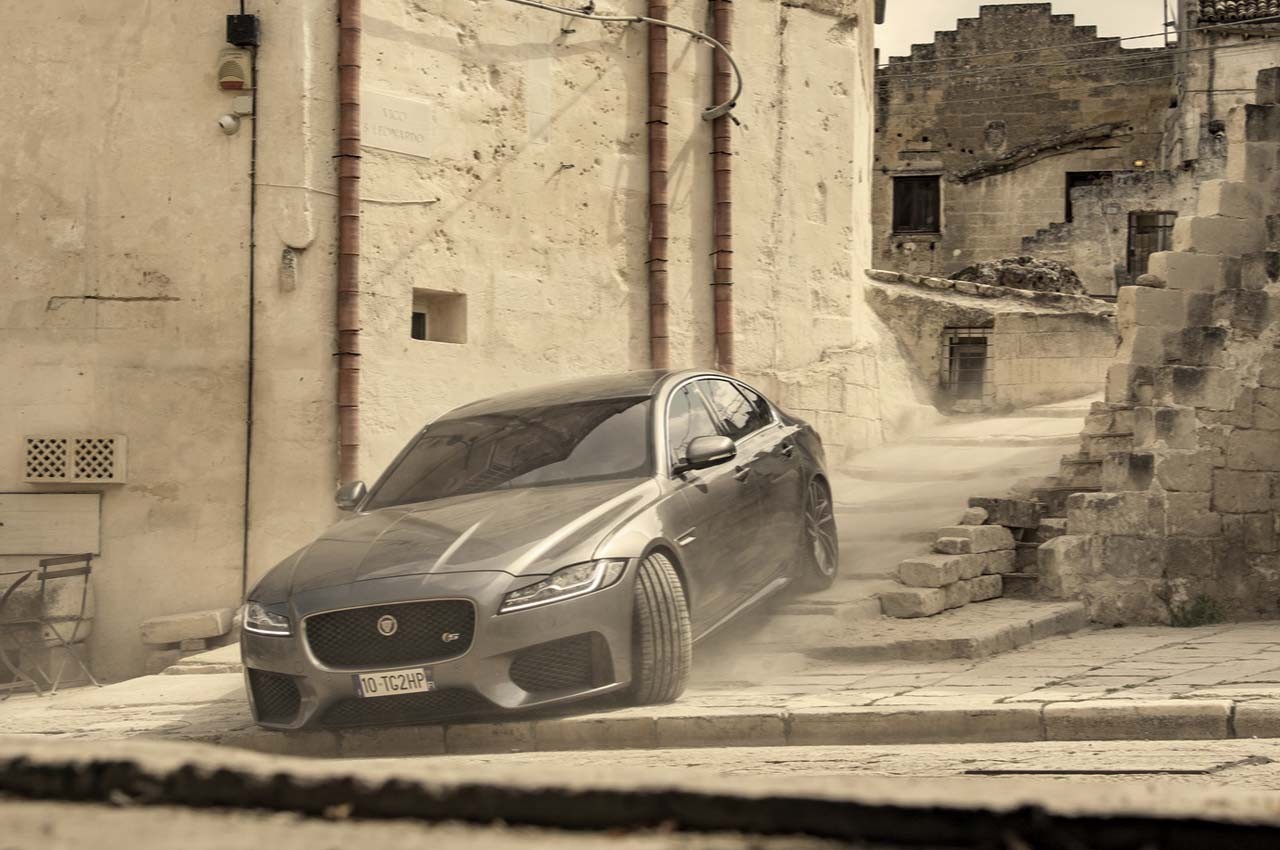 La Jaguar XF a Matera con James Bond