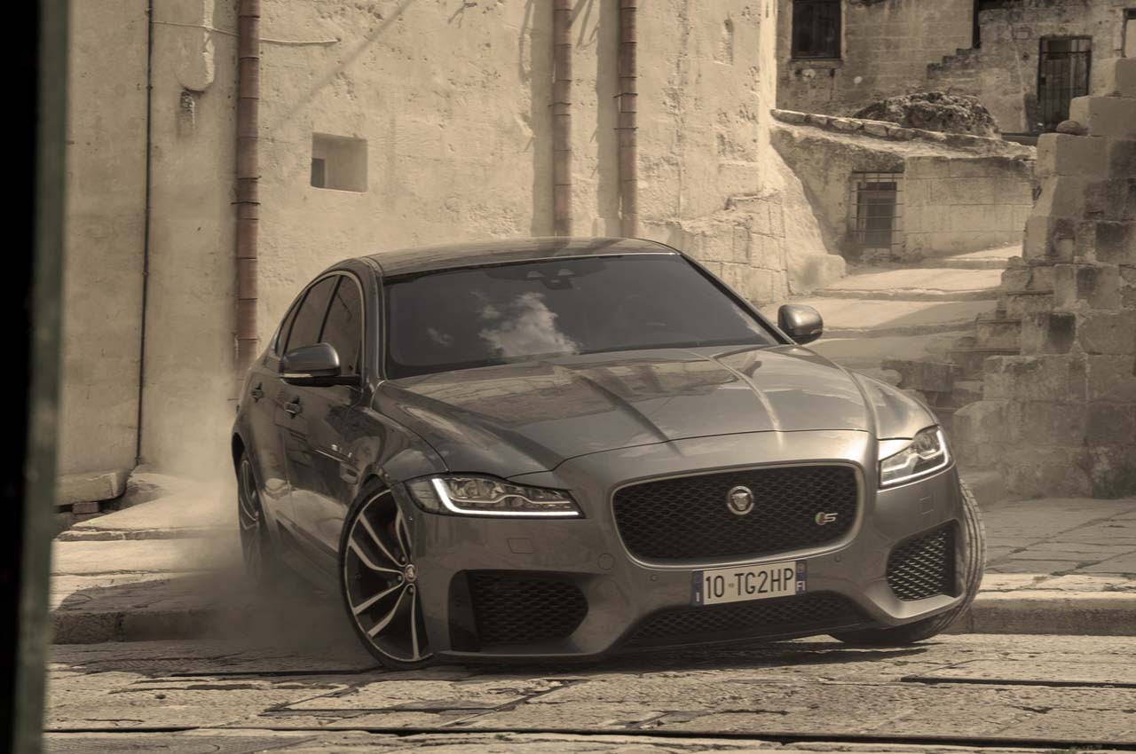 La Jaguar XF a Matera con James Bond