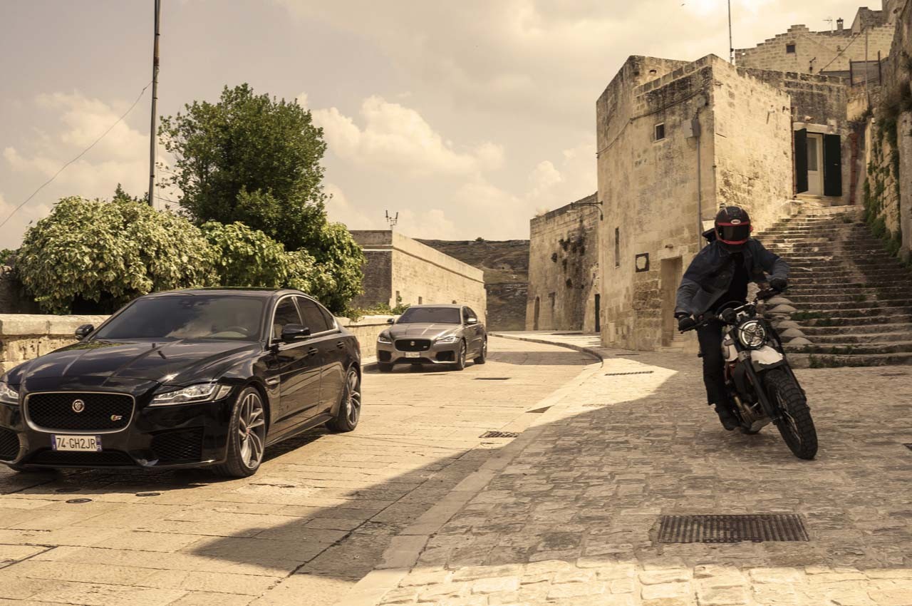 La Jaguar XF a Matera con James Bond