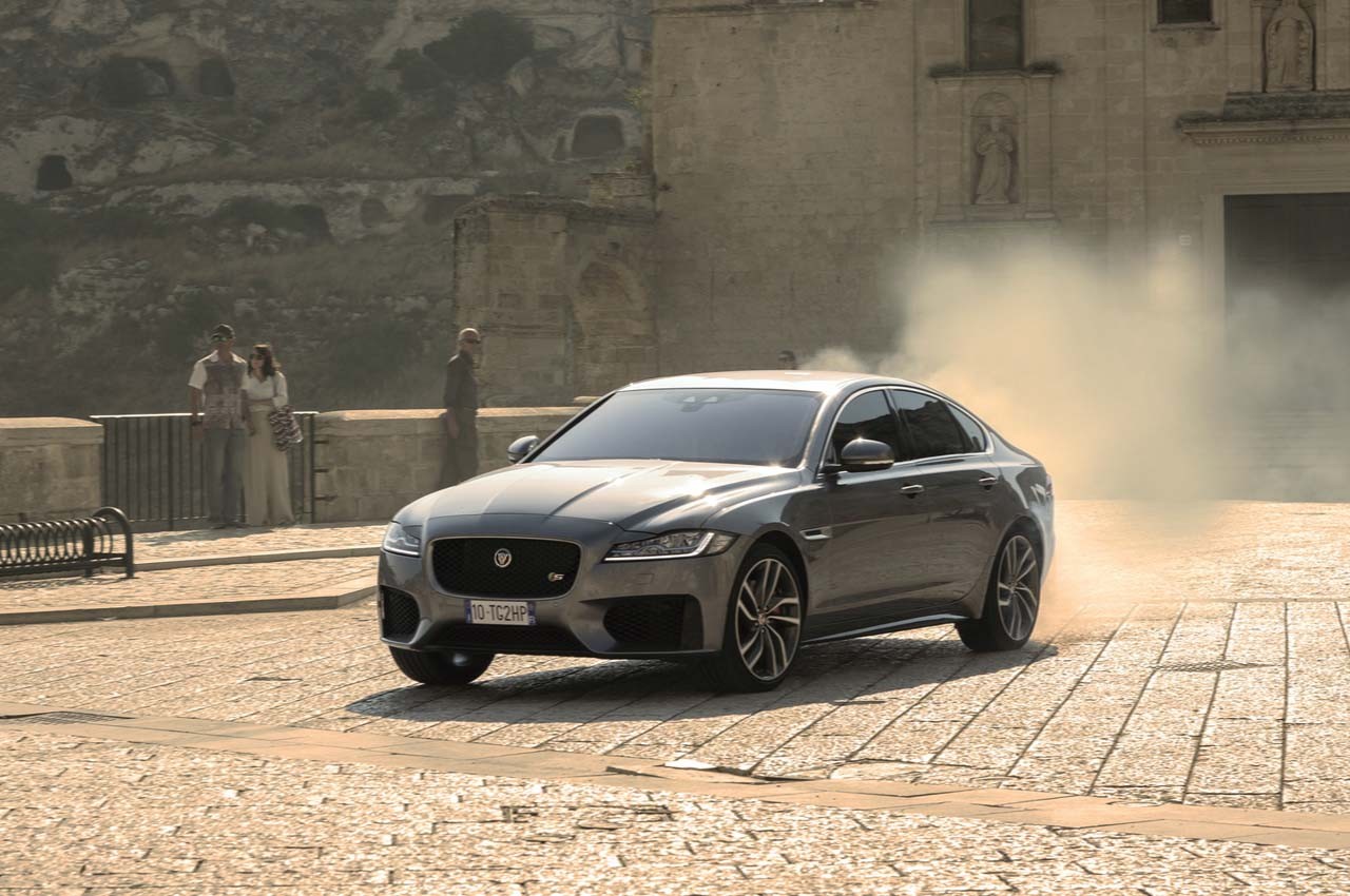 La Jaguar XF a Matera con James Bond