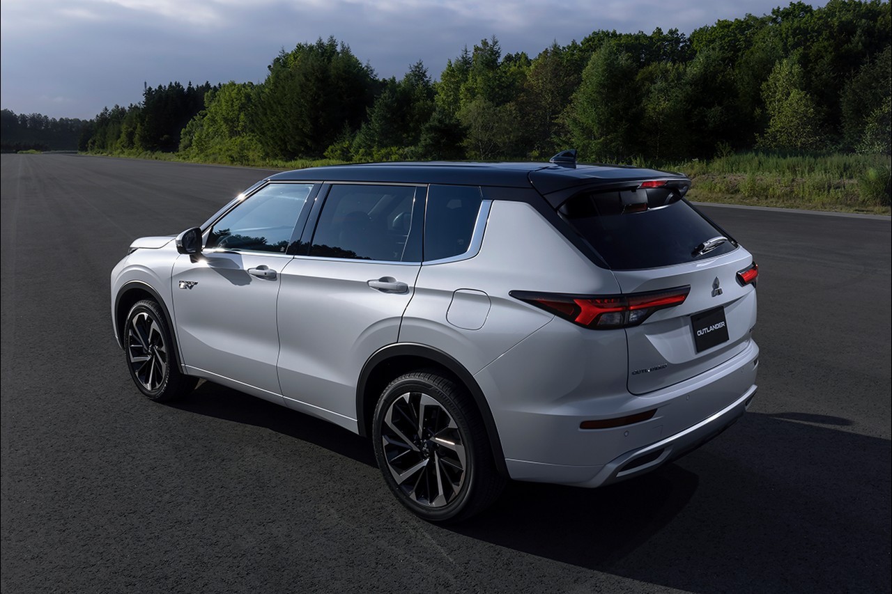 Mitsubishi Outlander PHEV 2022: prime immagini ufficiali