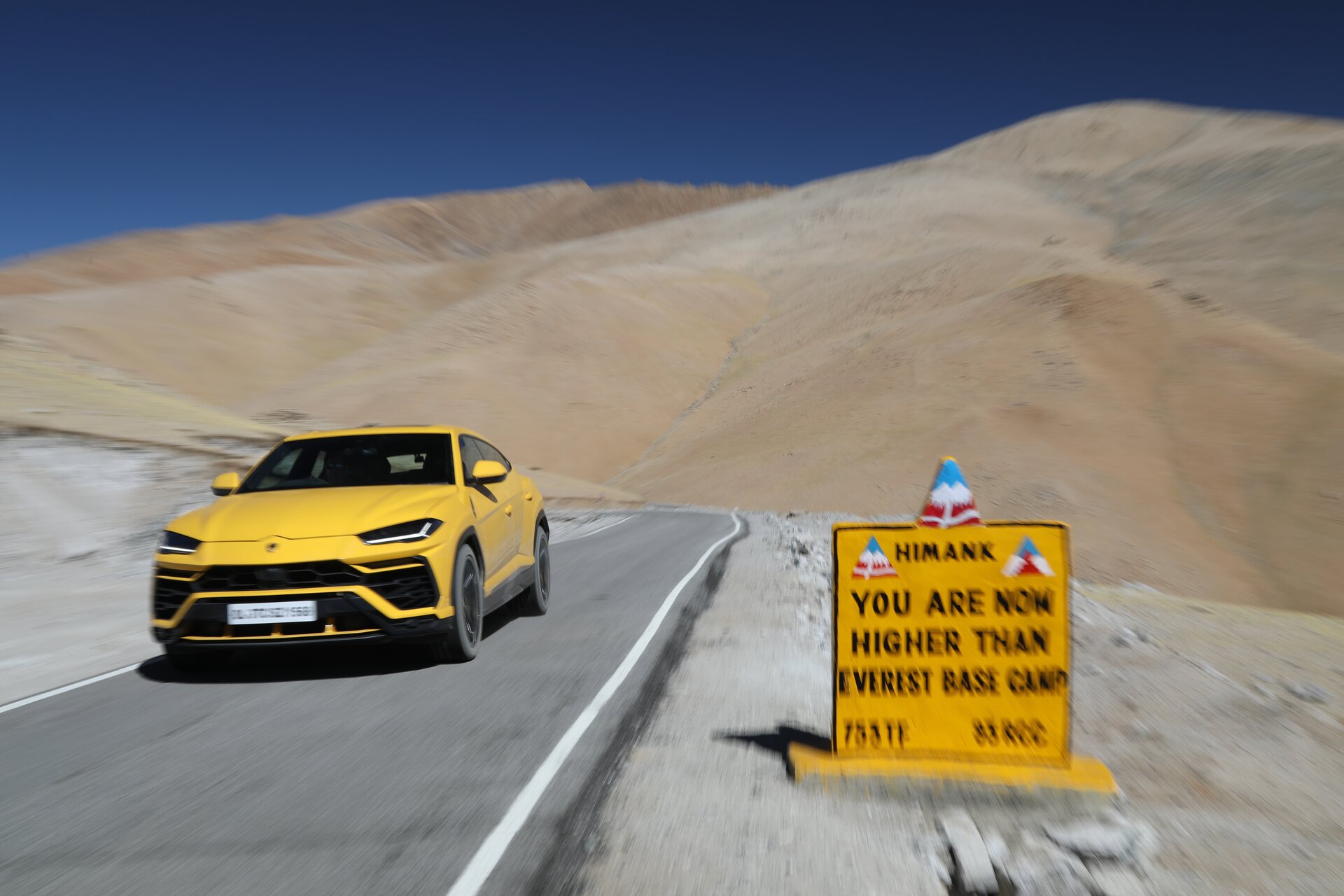 Lamborghini Urus sull'Umling La: le immagini