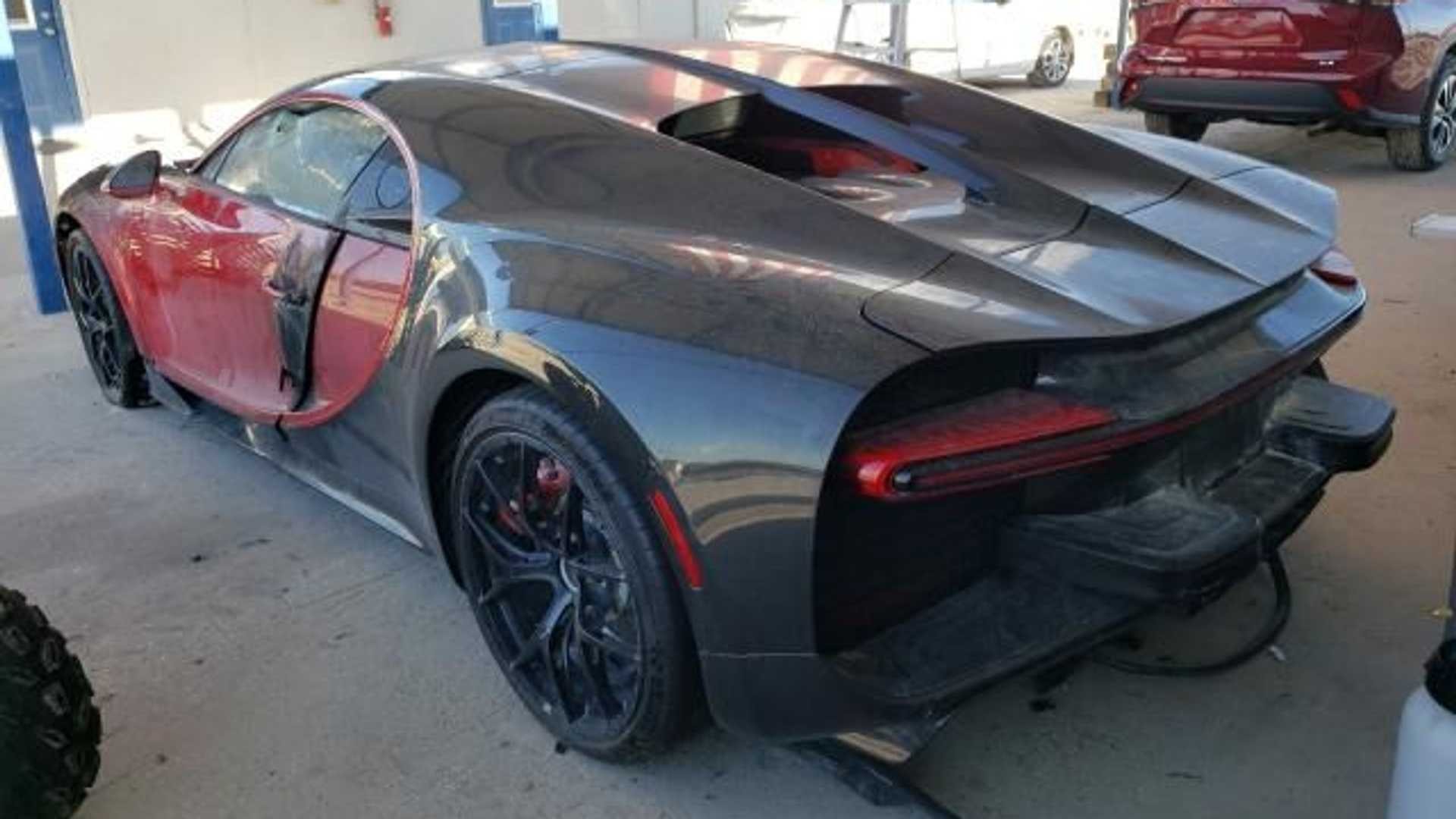 Una Bugatti Chiron bruciata in vendita: le immagini