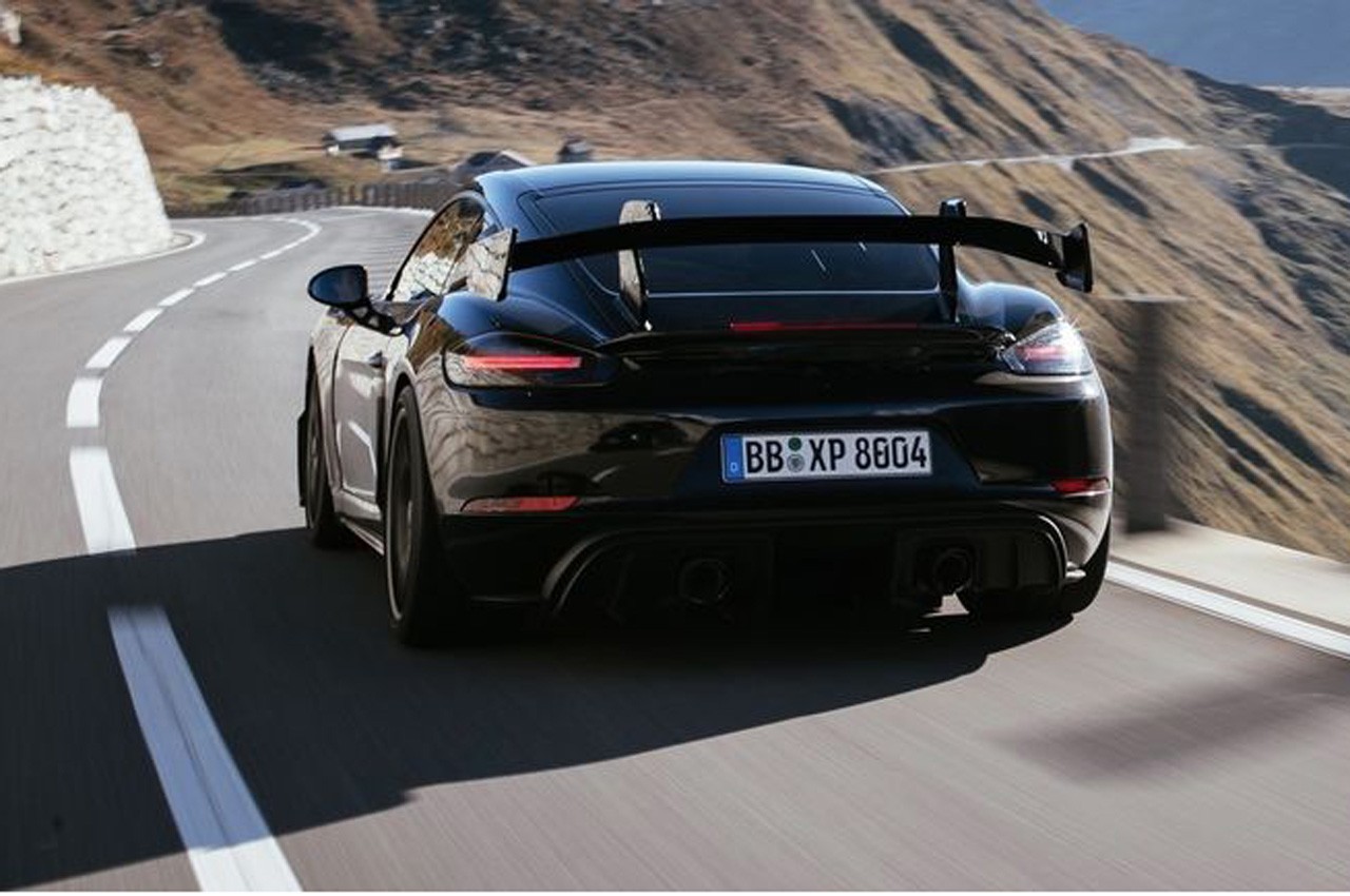 Porsche 718 Cayman GT4 RS: i test prima del debutto