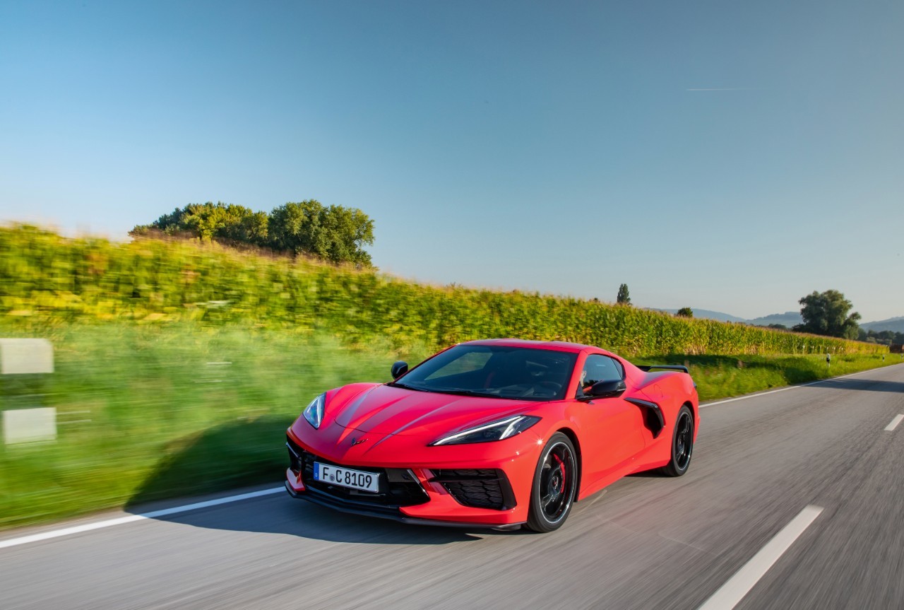 Nuova Chevrolet Corvette Stingray C8: immagini ufficiali