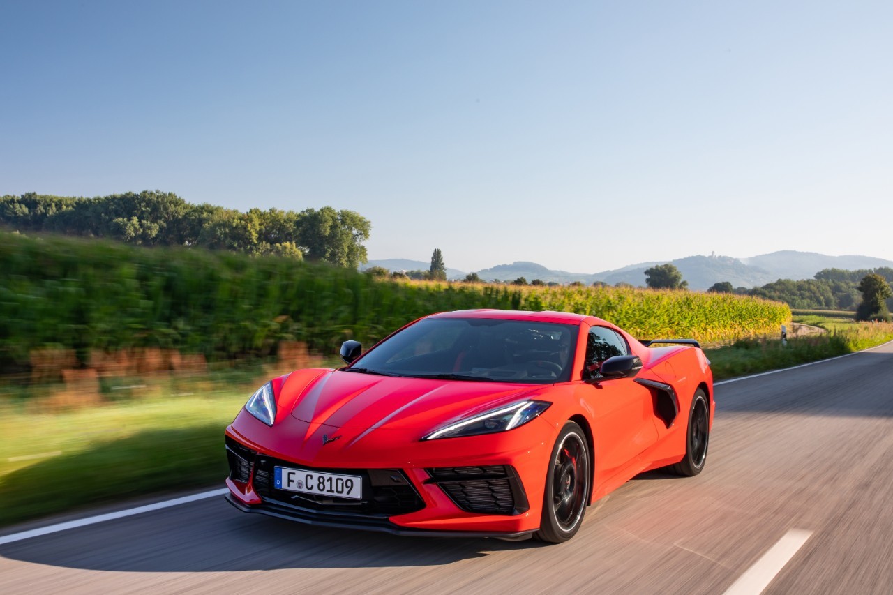 Nuova Chevrolet Corvette Stingray C8: immagini ufficiali