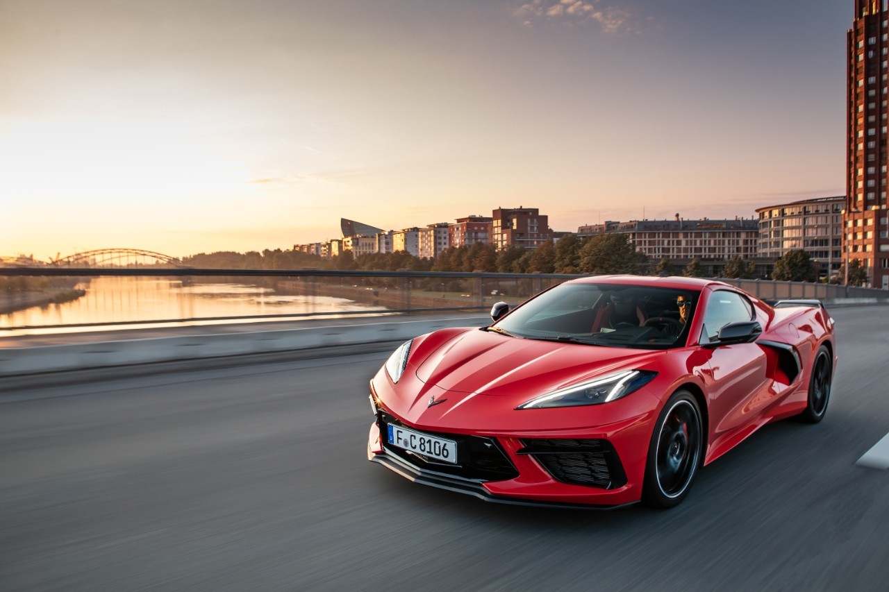 Nuova Chevrolet Corvette Stingray C8: immagini ufficiali