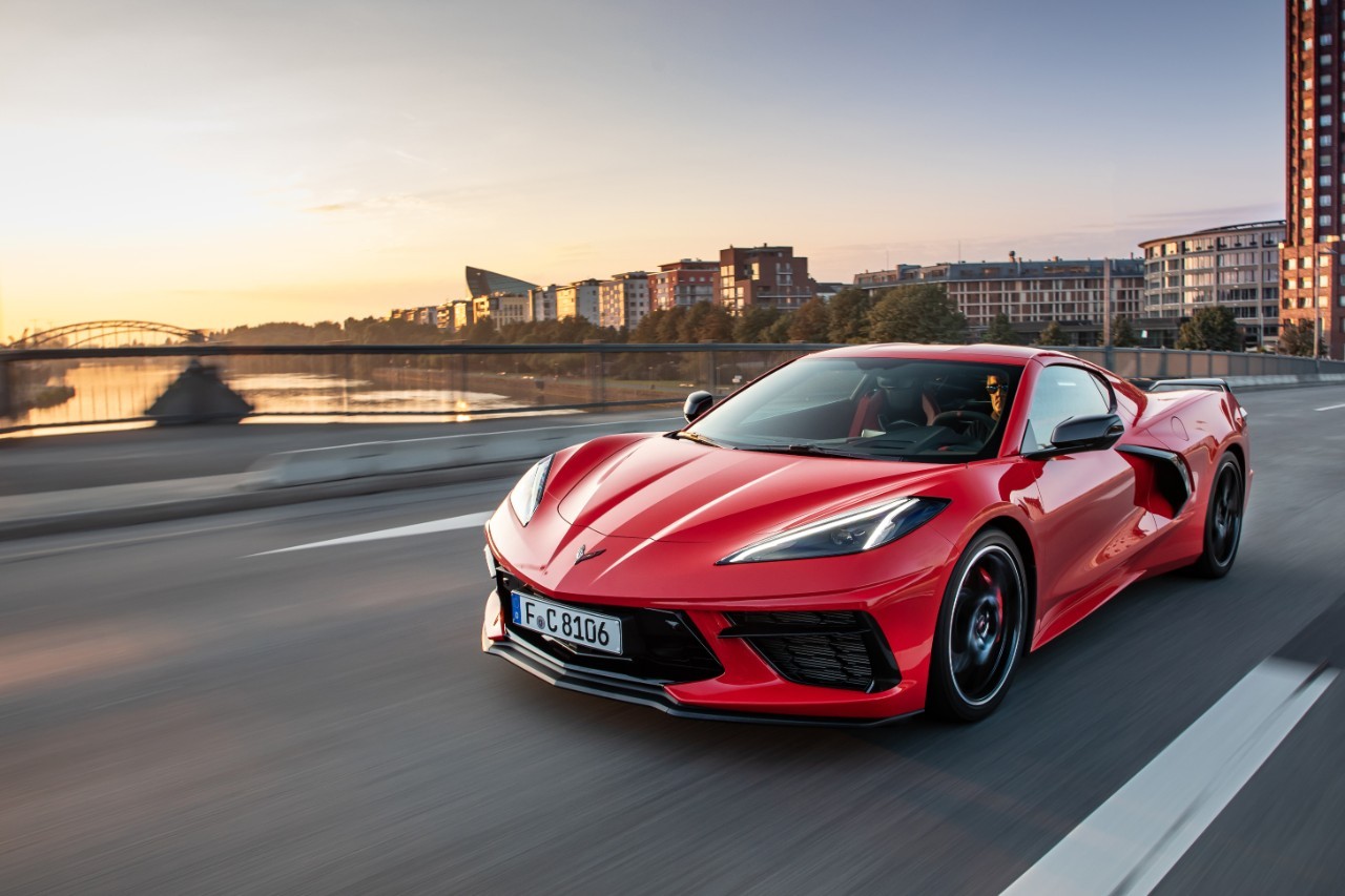 Nuova Chevrolet Corvette Stingray C8: immagini ufficiali