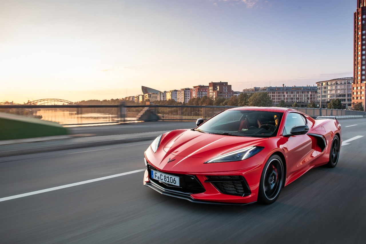 Nuova Chevrolet Corvette Stingray C8: immagini ufficiali