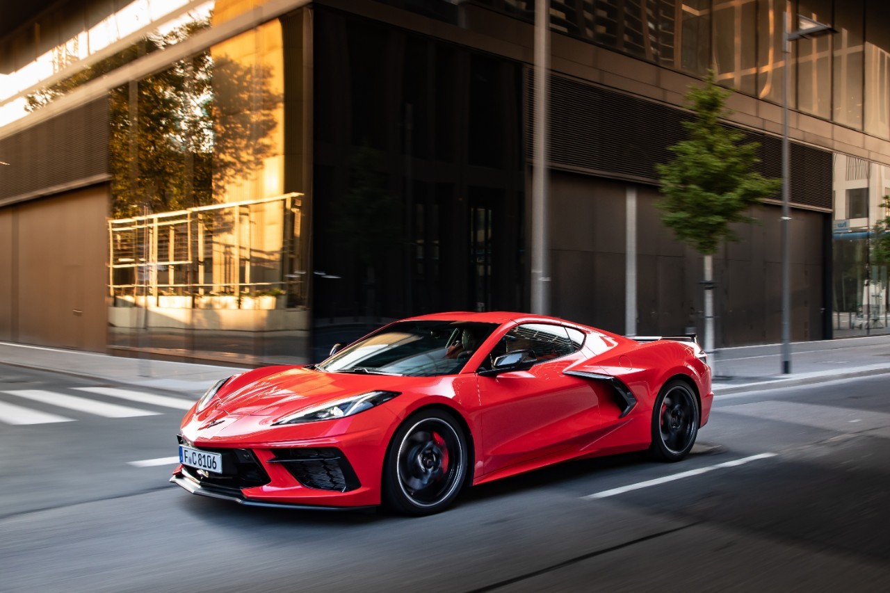 Nuova Chevrolet Corvette Stingray C8: immagini ufficiali