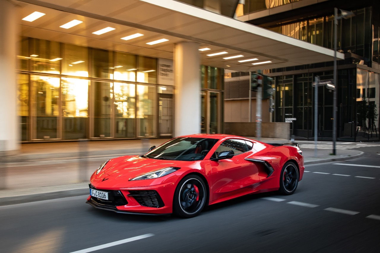 Nuova Chevrolet Corvette Stingray C8: immagini ufficiali