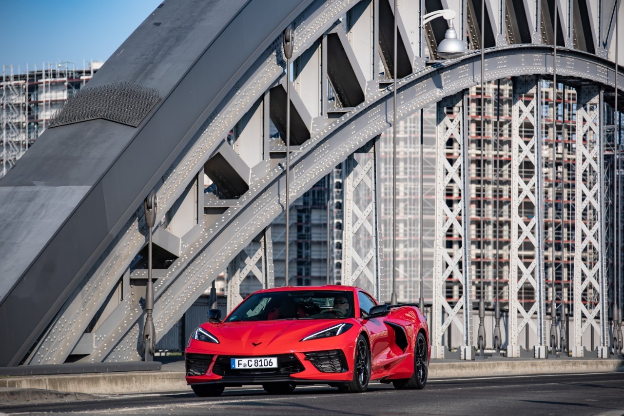 Nuova Chevrolet Corvette Stingray C8: immagini ufficiali