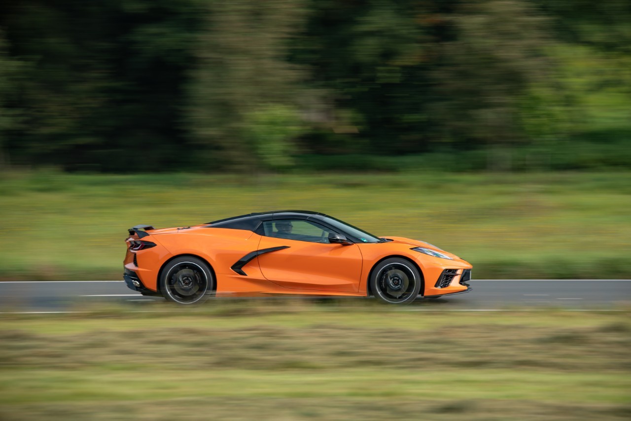 Nuova Chevrolet Corvette Stingray C8: immagini ufficiali