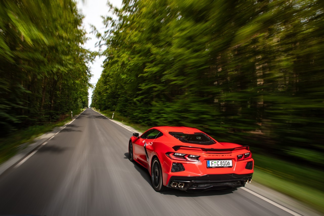 Nuova Chevrolet Corvette Stingray C8: immagini ufficiali