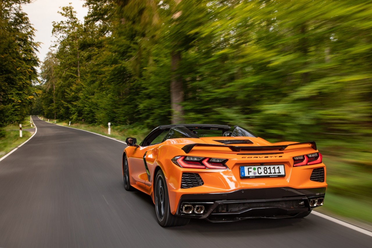 Nuova Chevrolet Corvette Stingray C8: immagini ufficiali