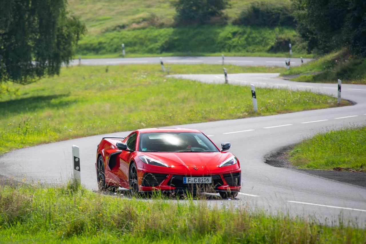 Nuova Chevrolet Corvette Stingray C8: immagini ufficiali