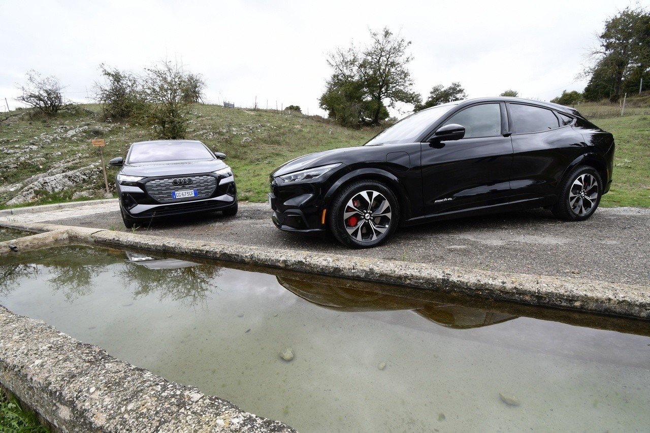 Audi Q4 e-tron Sportback VS Ford Mustang Mach-E: prova su strada