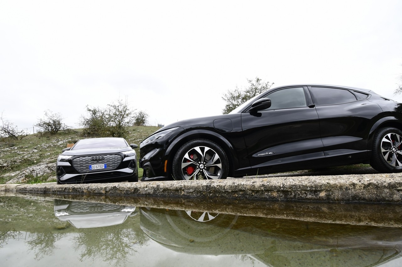 Audi Q4 e-tron Sportback VS Ford Mustang Mach-E: prova su strada