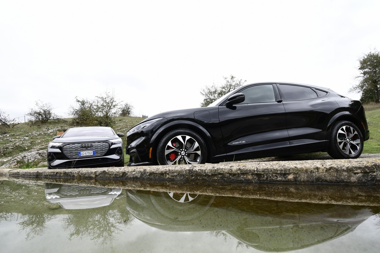 Audi Q4 e-tron Sportback VS Ford Mustang Mach-E: prova su strada