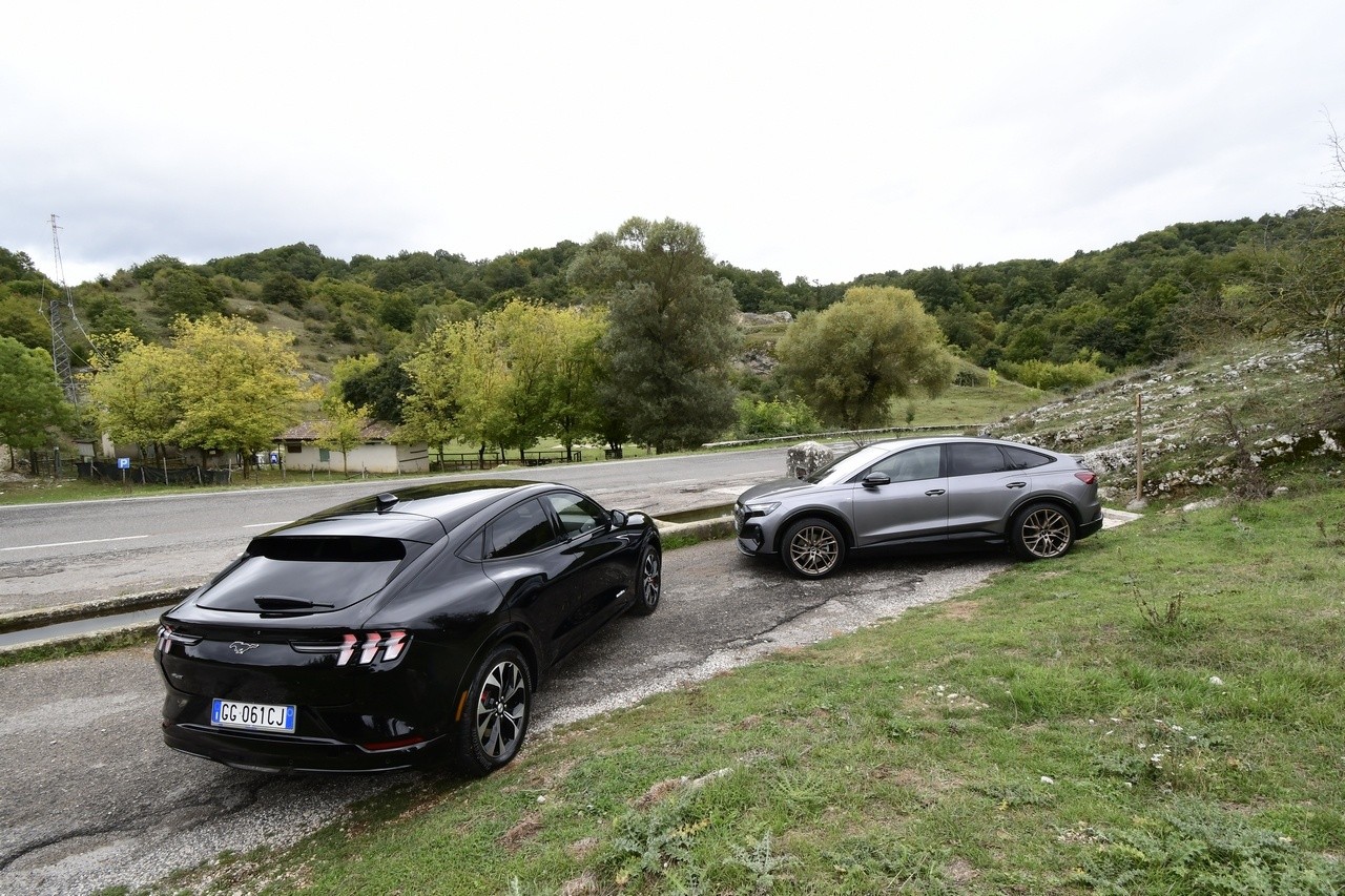 Audi Q4 e-tron Sportback VS Ford Mustang Mach-E: prova su strada