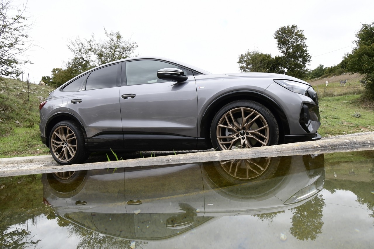 Audi Q4 e-tron Sportback VS Ford Mustang Mach-E: prova su strada