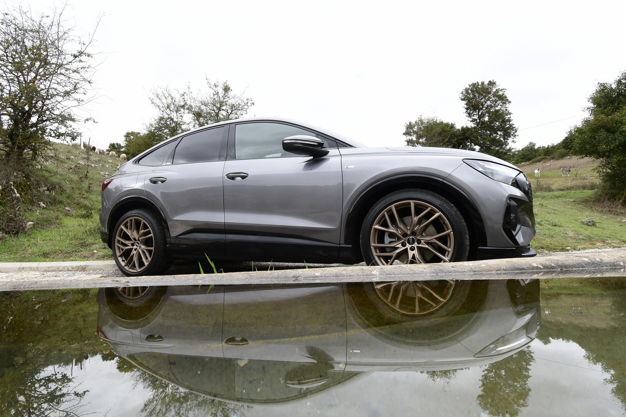 Audi Q4 e-tron Sportback VS Ford Mustang Mach-E: prova su strada