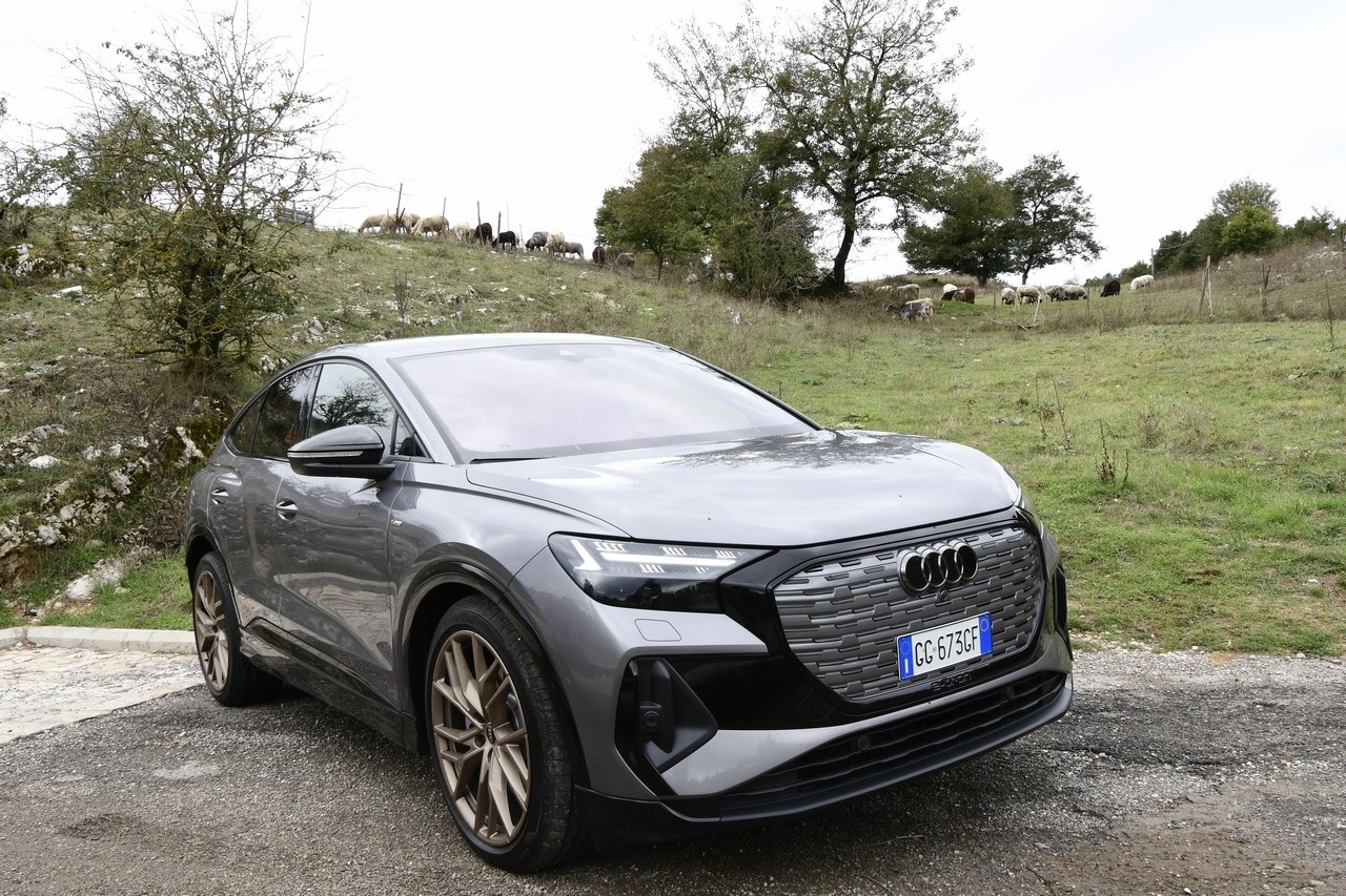 Audi Q4 e-tron Sportback VS Ford Mustang Mach-E: prova su strada