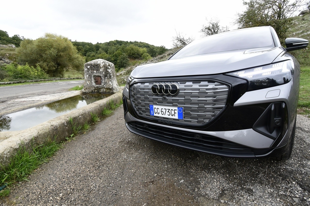 Audi Q4 e-tron Sportback VS Ford Mustang Mach-E: prova su strada