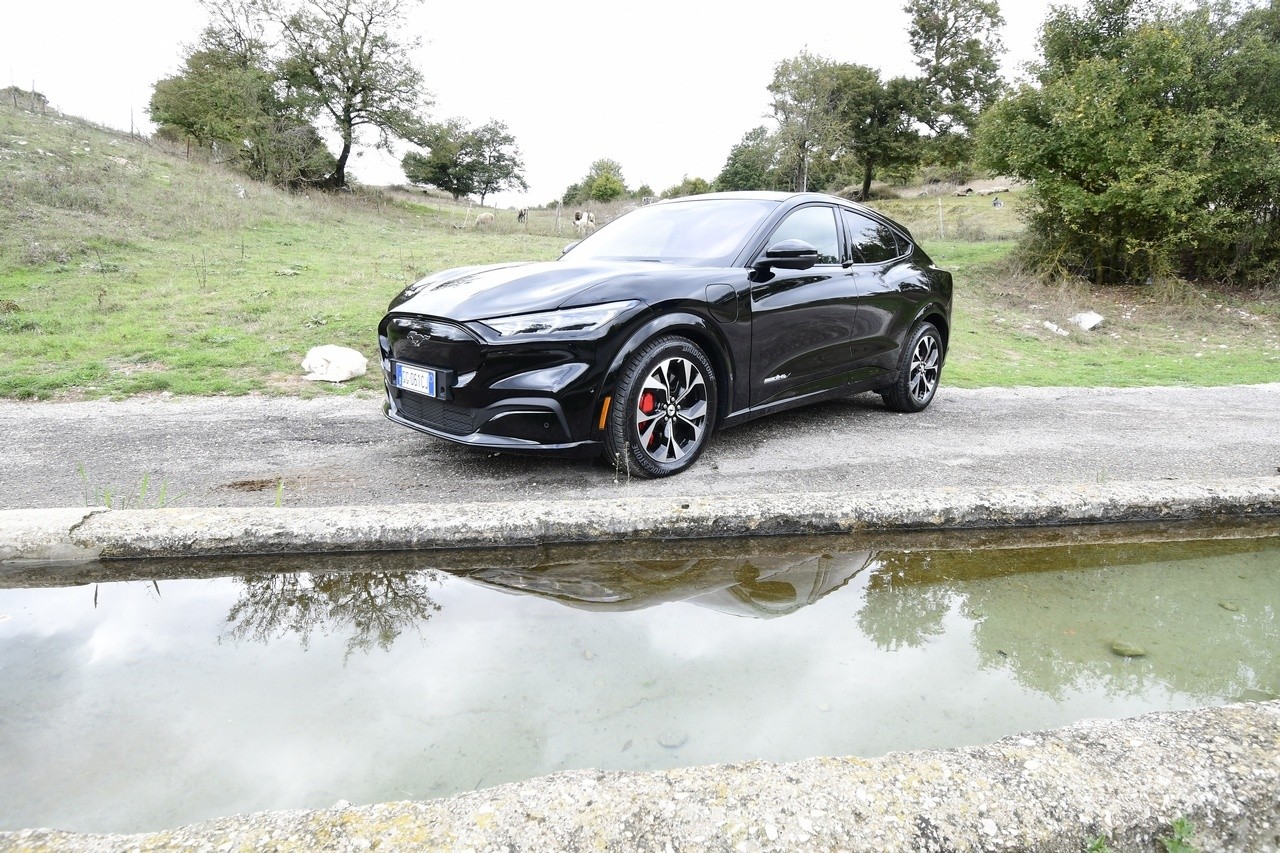 Audi Q4 e-tron Sportback VS Ford Mustang Mach-E: prova su strada