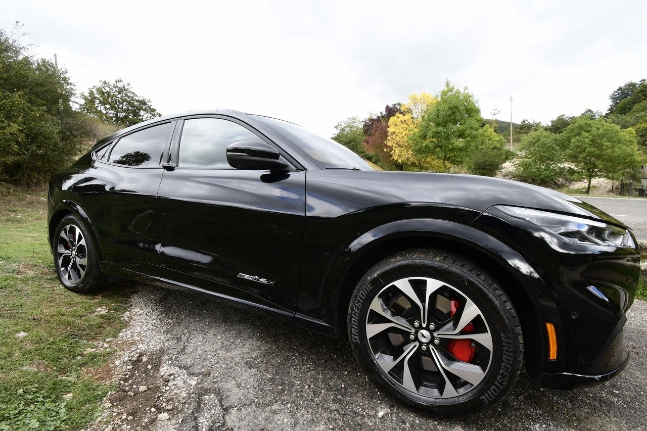 Audi Q4 e-tron Sportback VS Ford Mustang Mach-E: prova su strada