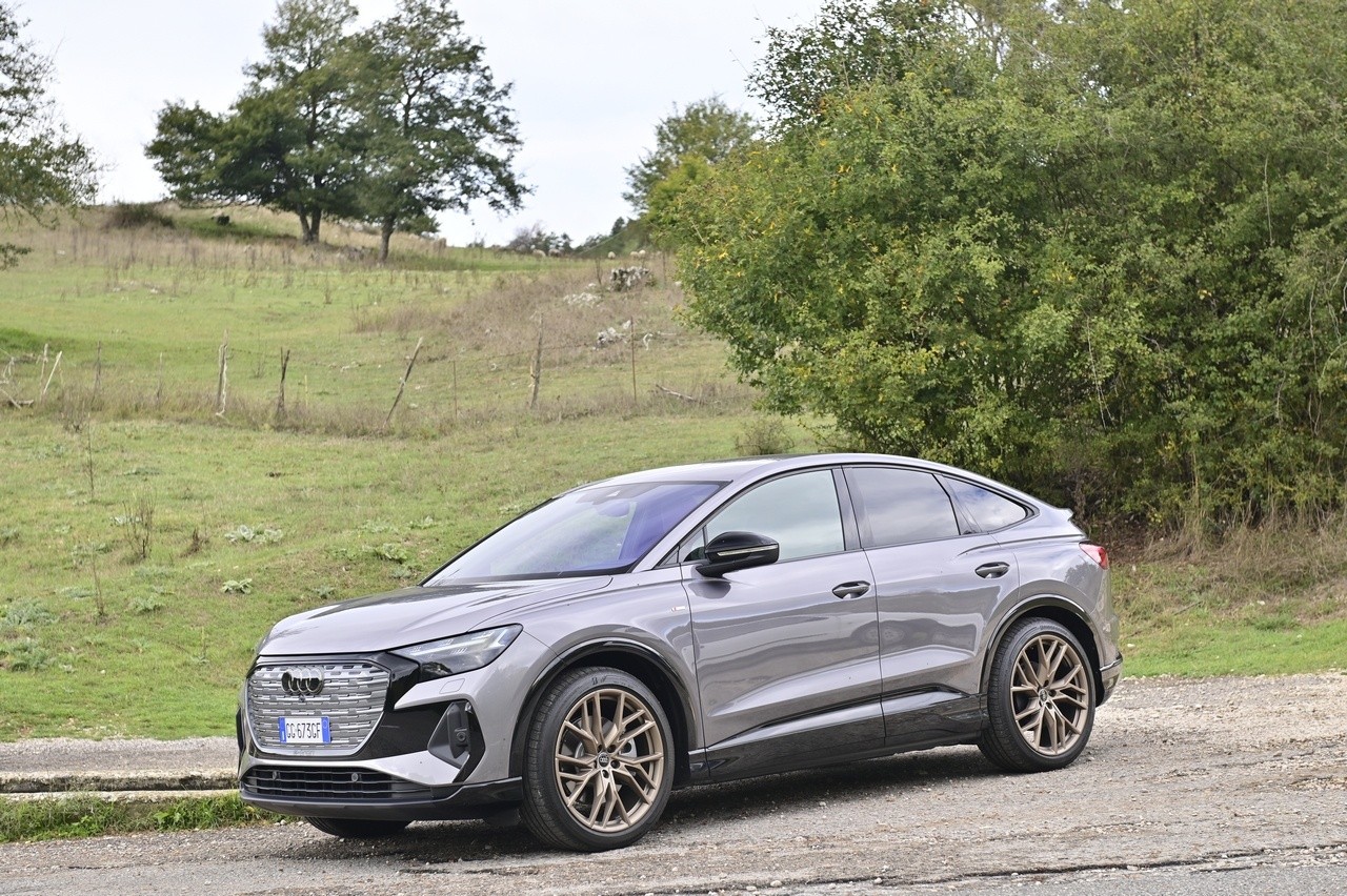 Audi Q4 e-tron Sportback VS Ford Mustang Mach-E: prova su strada