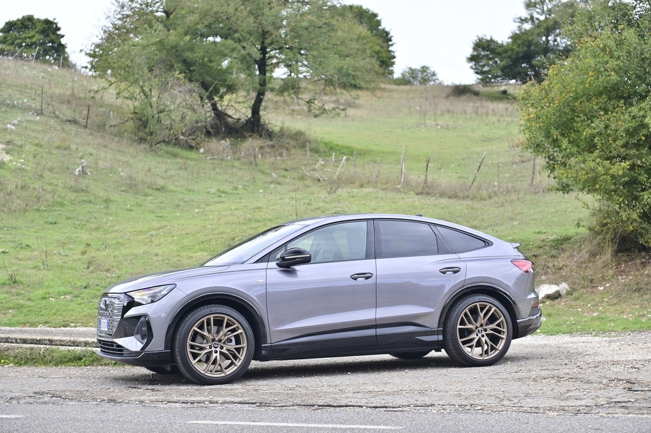 Audi Q4 e-tron Sportback VS Ford Mustang Mach-E: prova su strada