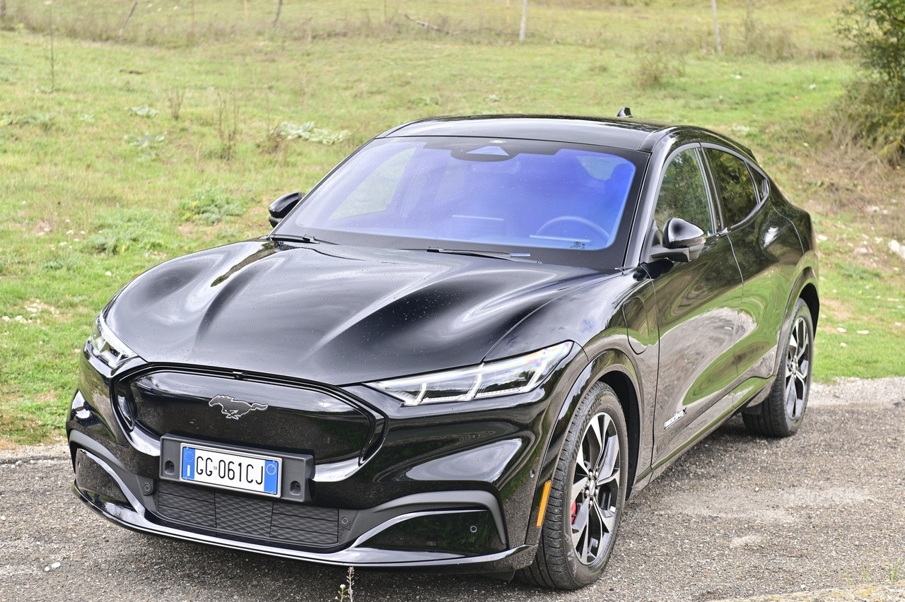 Audi Q4 e-tron Sportback VS Ford Mustang Mach-E: prova su strada