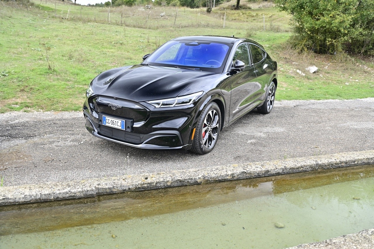 Audi Q4 e-tron Sportback VS Ford Mustang Mach-E: prova su strada