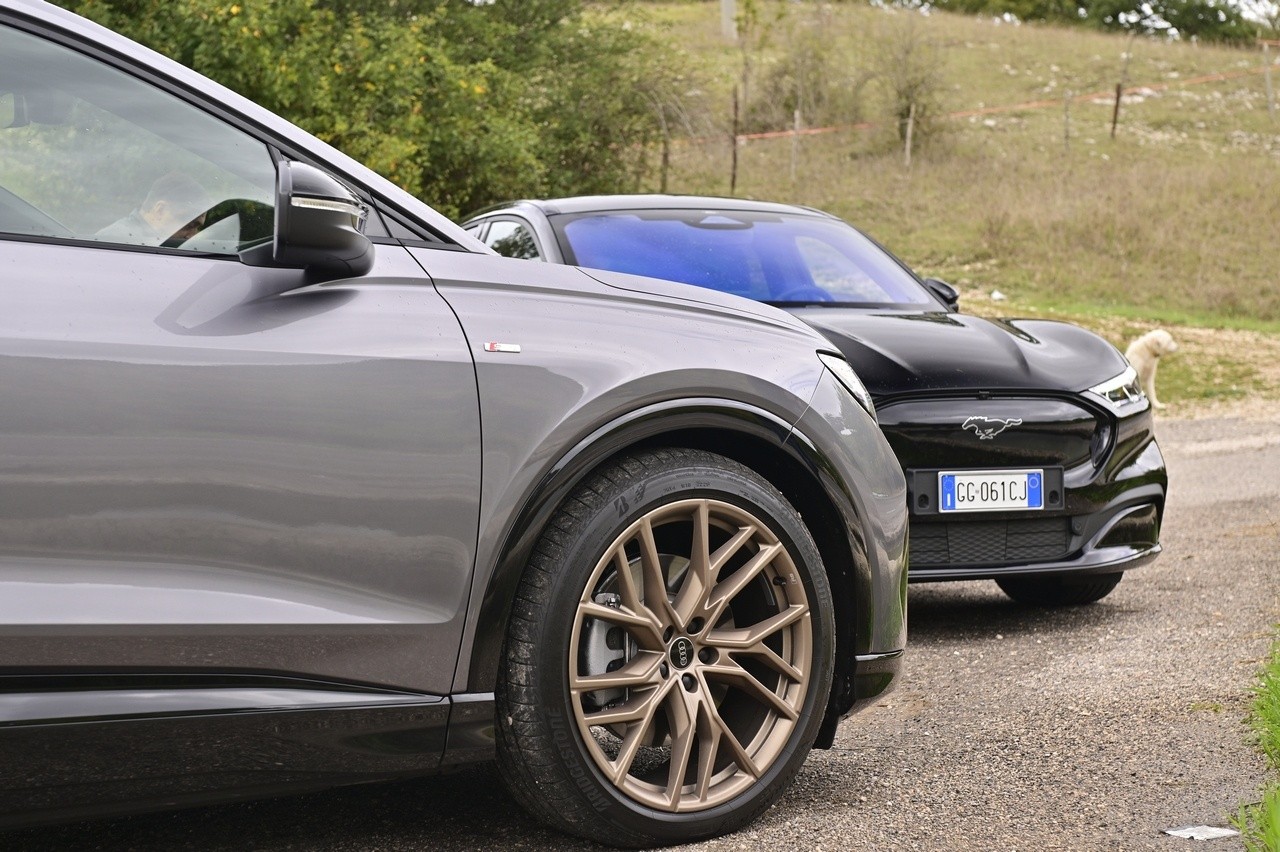 Audi Q4 e-tron Sportback VS Ford Mustang Mach-E: prova su strada