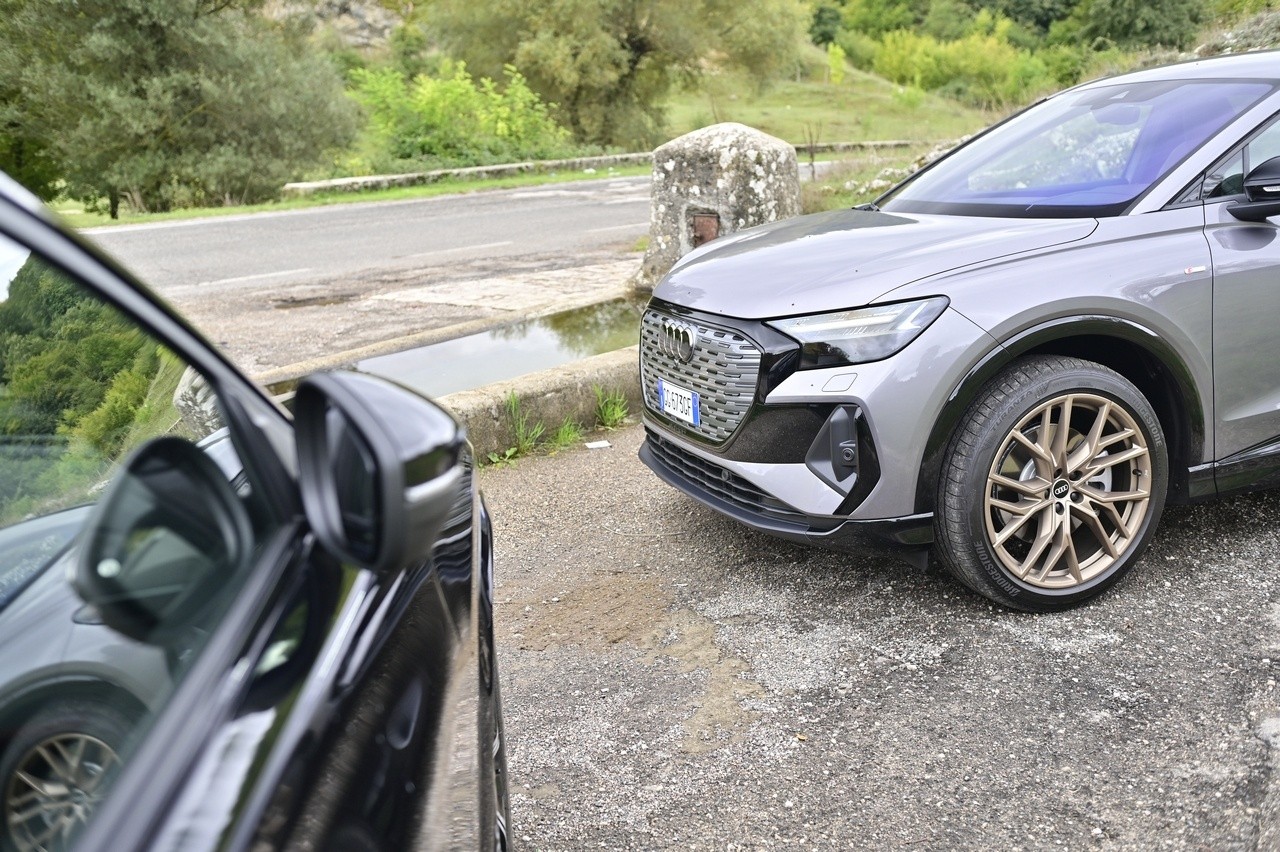 Audi Q4 e-tron Sportback VS Ford Mustang Mach-E: prova su strada