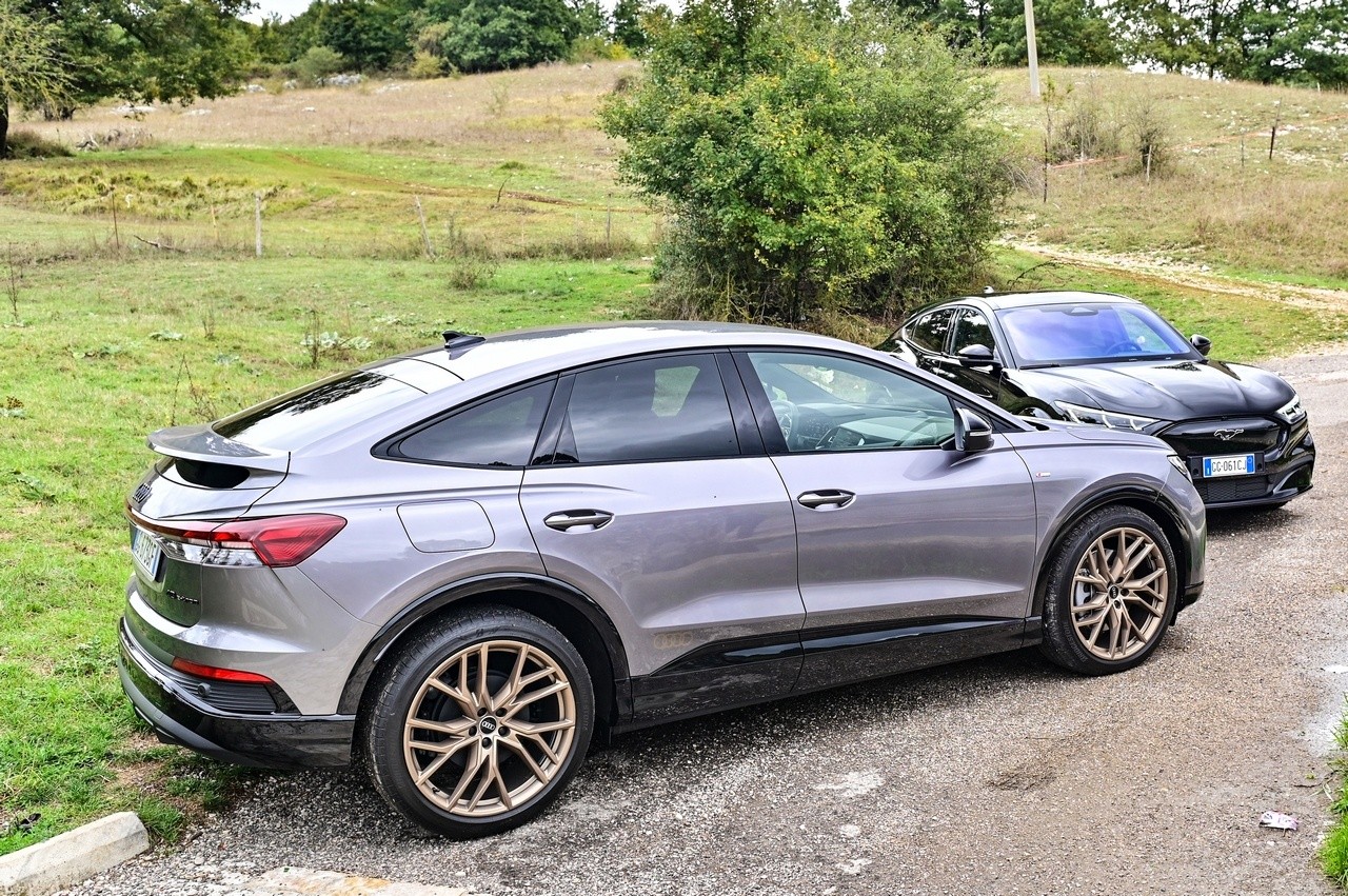 Audi Q4 e-tron Sportback VS Ford Mustang Mach-E: prova su strada