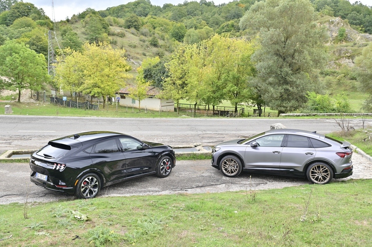 Audi Q4 e-tron Sportback VS Ford Mustang Mach-E: prova su strada