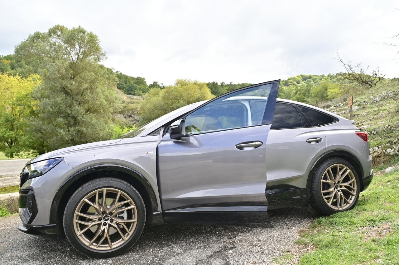 Audi Q4 e-tron Sportback VS Ford Mustang Mach-E: prova su strada