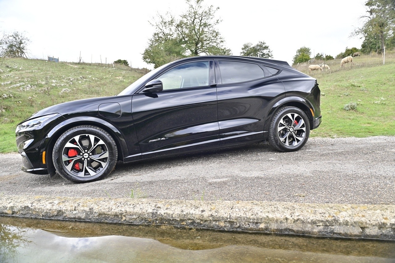 Audi Q4 e-tron Sportback VS Ford Mustang Mach-E: prova su strada